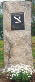 Muistomerkki. Paljastettu v. 2000.