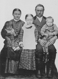 Mäntän talon viimeisen isännän Matti Mäntän pojan Kaarle Mäntän perhettä n. 1887